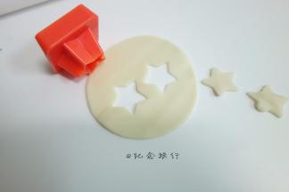 白色圆用星星压出两个腿的部分