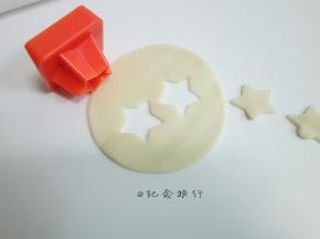 白色圆用星星压出两个腿的部分