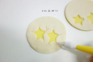 黄色薄片刷一点点糖水压上白色薄片粘合好，用工具压出鸡蛋裂缝