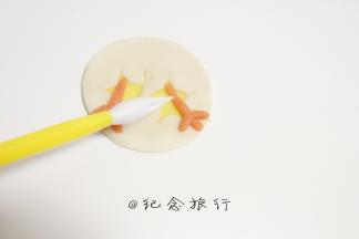 金黄色翻糖膏做出鸡爪压出纹路