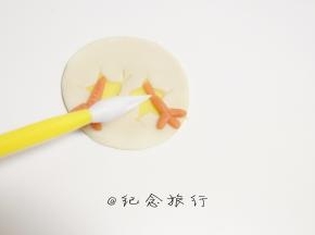 金黄色翻糖膏做出鸡爪压出纹路