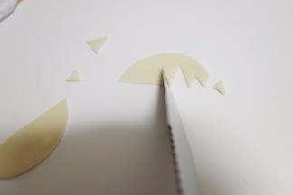 蛋壳用白色圆片中间切掉一条不要 然后用刀切出不规则齿