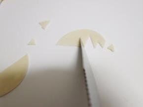 蛋壳用白色圆片中间切掉一条不要 然后用刀切出不规则齿