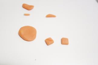 金黄色切出正方形压一下做成嘴巴