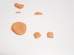 金黄色切出正方形压一下做成嘴巴