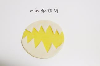 用黄色圆片垫底把白色蛋壳部分用糖水粘合好