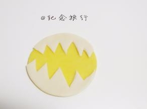 用黄色圆片垫底把白色蛋壳部分用糖水粘合好