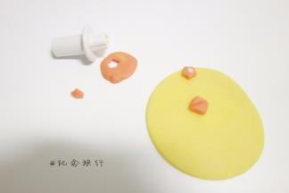 金黄色做出一个花跟蝴蝶结做装饰