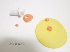 金黄色做出一个花跟蝴蝶结做装饰