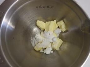 奶油霜部分
黄油软化好用手指能压出一个坑，加入40克白砂糖打至发白，分次加入8克和40克牛奶打至顺滑细腻状即可