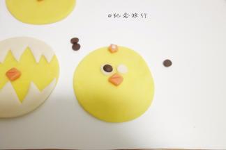 白色做出眼白部分用糖水粘合巧克力或者黑色素笔做成眼睛