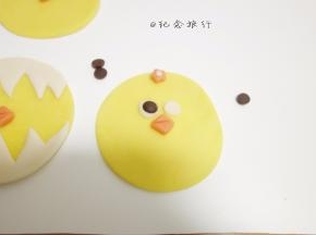 白色做出眼白部分用糖水粘合巧克力或者黑色素笔做成眼睛