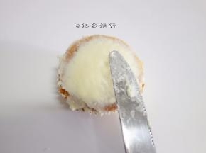 涂抹在蛋糕上 做出一个饱满的山形