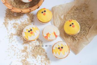 将小鸡贴在纸杯上粘合好即可，我做的圆太小了边缘有点没遮住，圆的直径要比纸杯直径大一些盖住纸杯然后修剪好不然就会跟我一样了555...