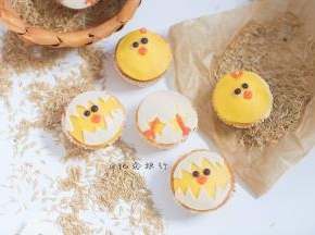 将小鸡贴在纸杯上粘合好即可，我做的圆太小了边缘有点没遮住，圆的直径要比纸杯直径大一些盖住纸杯然后修剪好不然就会跟我一样了555...