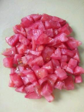 西红柿开水烫一下，去皮后切丁