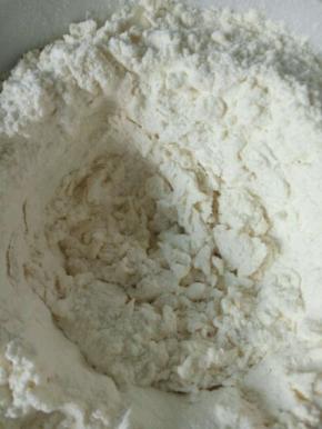 面粉加适量水跟盐慢慢添加，慢慢搅拌成絮状