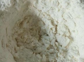 面粉加适量水跟盐慢慢添加，慢慢搅拌成絮状