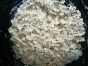 然后一直搅拌到无干面粉，呈一小条条的状态的小面疙瘩