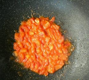 锅里放适量油，放入番茄炒出沙