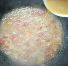 等再次烧开，把鸡蛋液沿着锅边淋下去