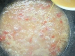 等再次烧开，把鸡蛋液沿着锅边淋下去