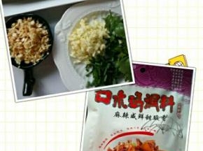 准备调料，花生，生姜，蒜切末