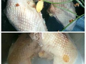 鸡腿肉洗干净，冷水下锅，加入料酒，生姜，葱段煮熟