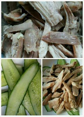 煮熟的鸡腿肉捞出，过凉开水，然后用手撕成小条，黄瓜切片铺在盘底下，再把鸡腿肉摆放在黄瓜上面