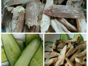 煮熟的鸡腿肉捞出，过凉开水，然后用手撕成小条，黄瓜切片铺在盘底下，再把鸡腿肉摆放在黄瓜上面