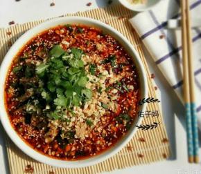 然后淋在鸡腿肉上面，再撒上芝麻，花生，香菜，葱花即可