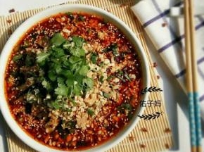 然后淋在鸡腿肉上面，再撒上芝麻，花生，香菜，葱花即可