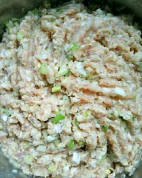 猪肉绞成肉泥，加入葱花，盐调拌均匀