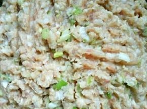 猪肉绞成肉泥，加入葱花，盐调拌均匀