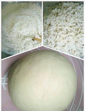  面粉加入适量水和成面絮， 然后再揉成团，醒半个小时