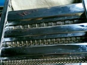 醒好的面团用面条机压成薄片