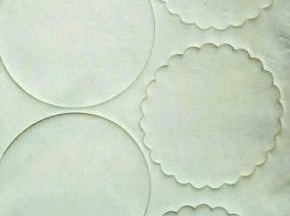 然后再用饺子模具印成一个个饺子皮