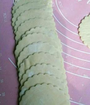 饺子皮弄好备用
