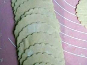 饺子皮弄好备用