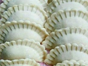 把肉馅儿放入饺子皮包好，我用的专门夹饺子的，简单又漂亮