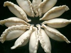 然后锅里放适量油，把饺子挨个放进去，稍微煎一下底部，再放半碗清水大概在饺子一半的地方，盖着锅盖焖煮一下