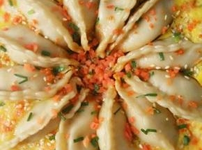 煎至几分钟，出锅前撒葱花，芝麻即可。