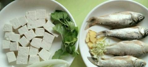 豆腐切小块 ，姜切片，葱切粒
