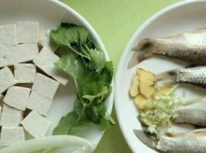 豆腐切小块 ，姜切片，葱切粒