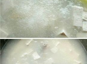 继续放入清水烧开，再放入豆腐，水开后煮上十分钟，出锅前放油盐