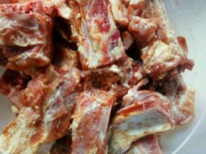 排骨加少量盐，酱油腌制半个小时