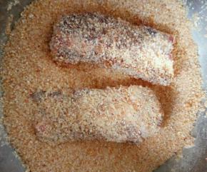 把腌制好的排骨放入蒸肉米粉中