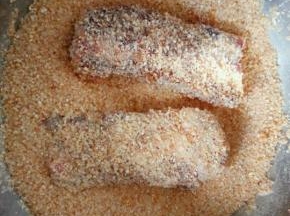 把腌制好的排骨放入蒸肉米粉中