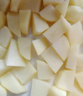 土豆去皮切块，铺在盘子底下