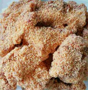 然后再铺上裹好米粉的排骨